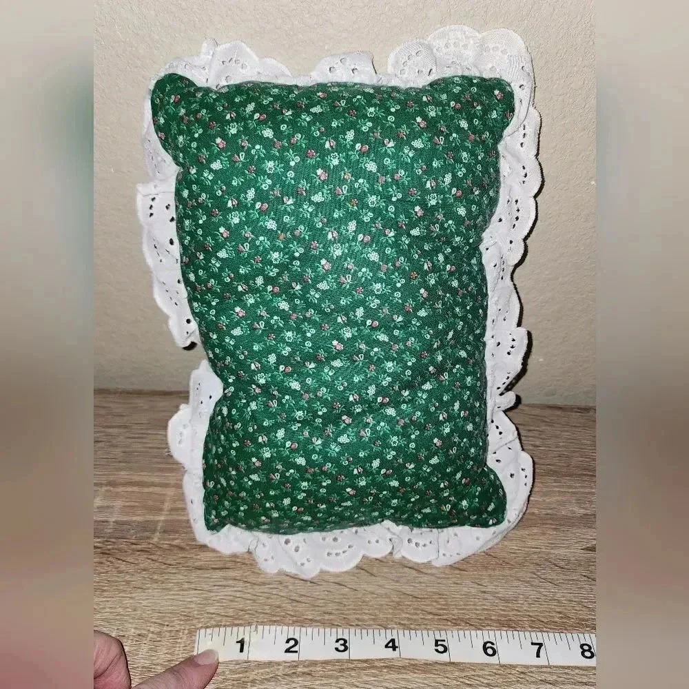 LOT of 2 Christmas Decorative Pillows! 1 NWT + 1 Vintage Handmade Needlepoint - Picture 4 of 9